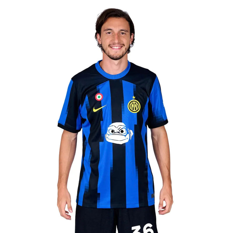 Camisa Inter de Milão Tartarugas Ninja Home 24/25 - Torcedor Masculina Azul e Preta